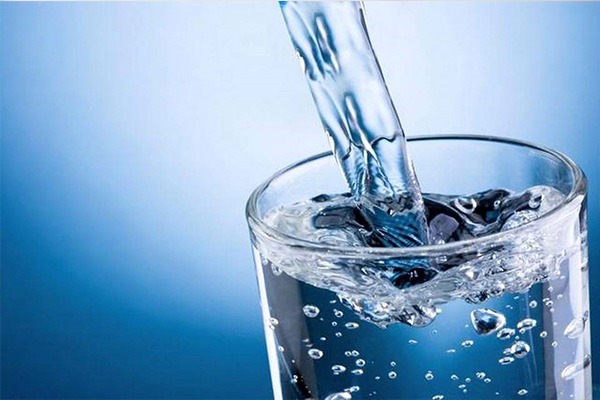 نوشیدن آب از اصول ورزش در خانه